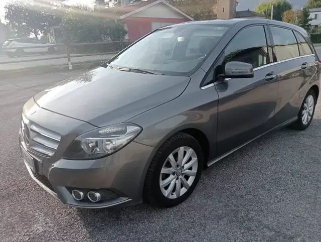 Mercedes-Benz B 180