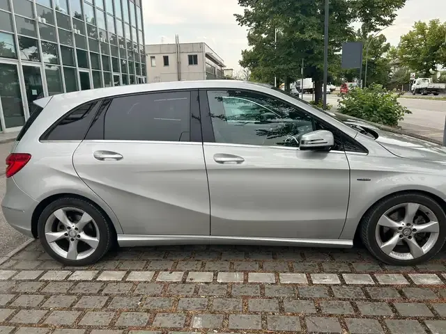Mercedes-Benz B 180