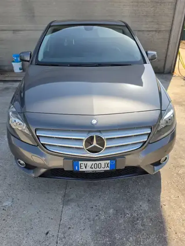 Mercedes-Benz B 180