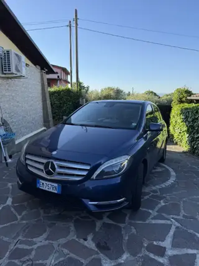 Mercedes-Benz B 180
