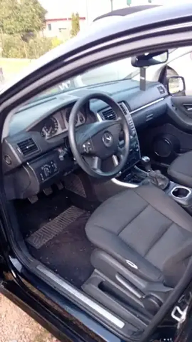Mercedes-Benz B 180