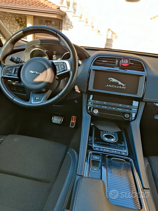Jaguar F-Pace (X761)