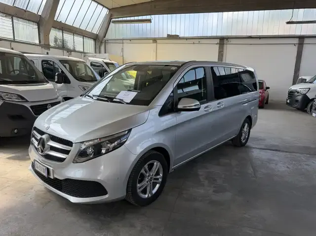 Mercedes-Benz V 220