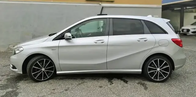 Mercedes-Benz B 180