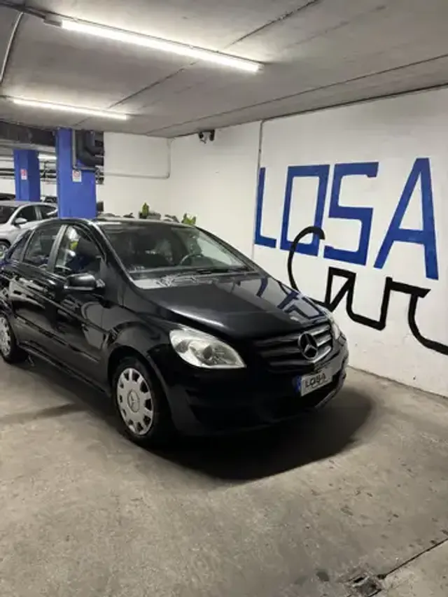 Mercedes-Benz B 180