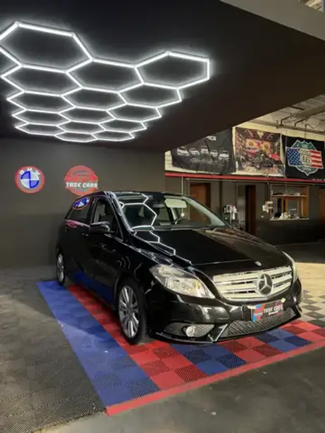 Mercedes-Benz B 180