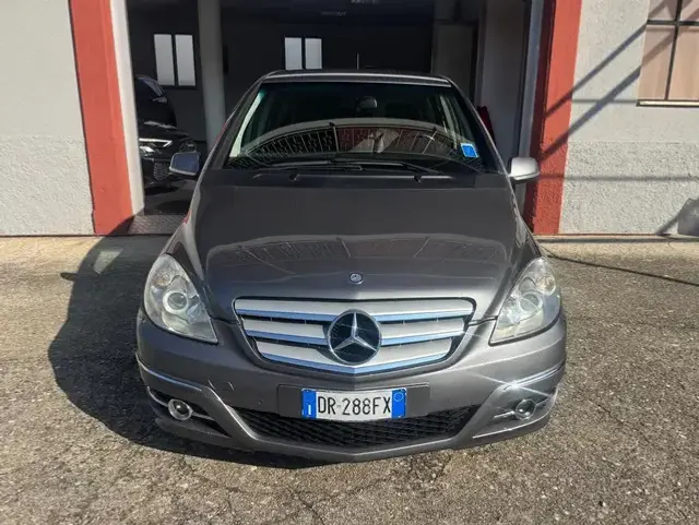 Mercedes-Benz B 200