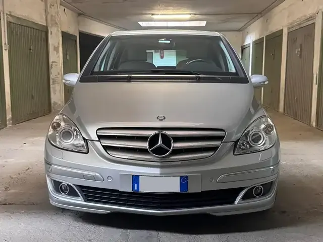 Mercedes-Benz B 200