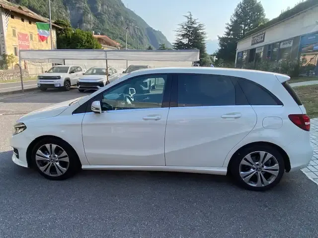 Mercedes-Benz B 180