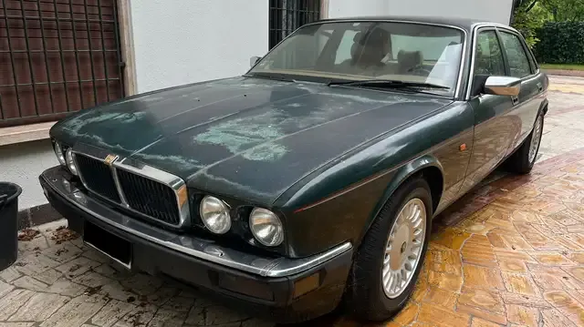 Jaguar XJ40