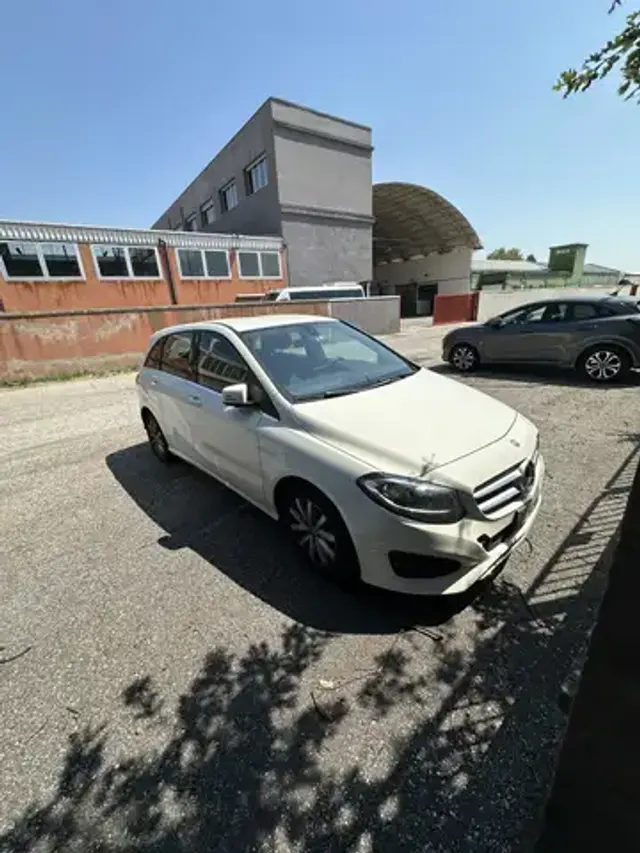 Mercedes-Benz B 180