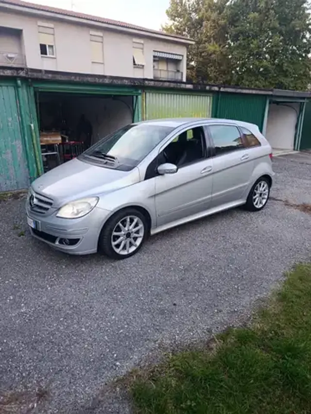 Mercedes-Benz B 180