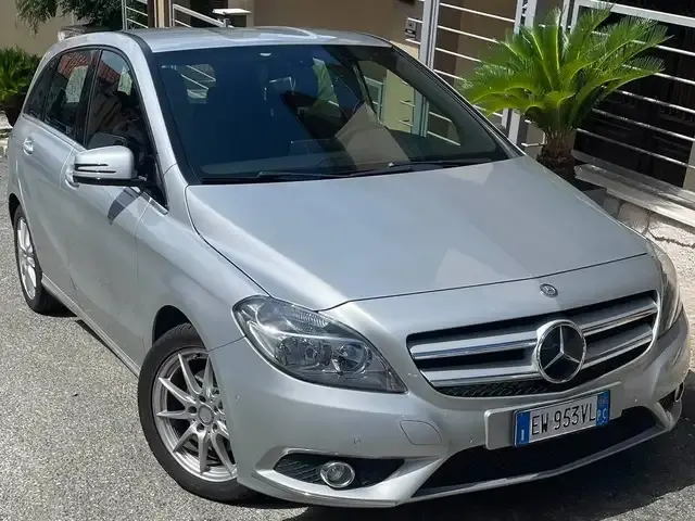 Mercedes-Benz B 180