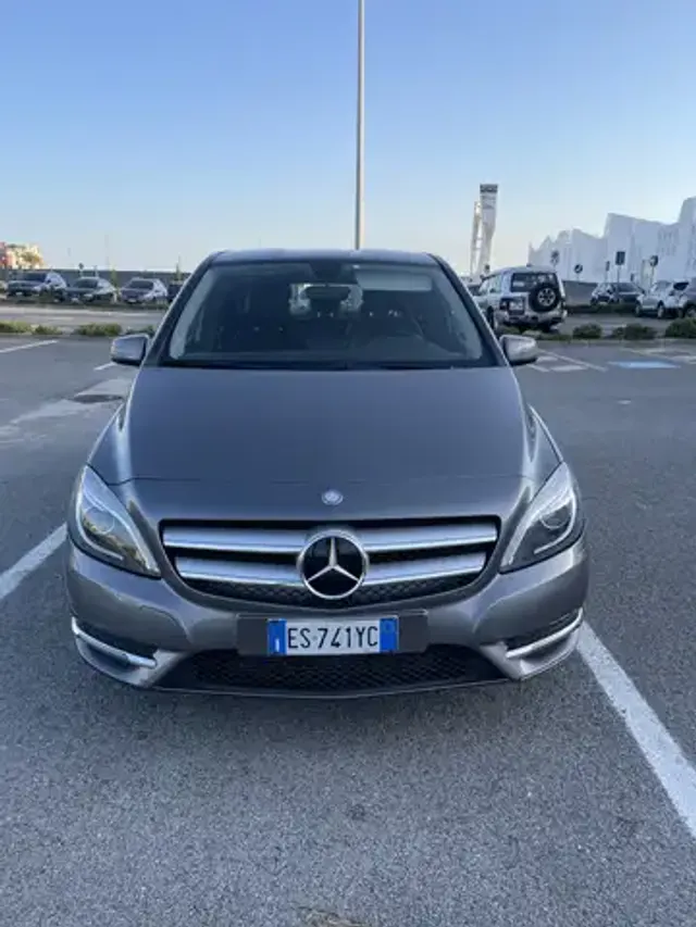 Mercedes-Benz B 180