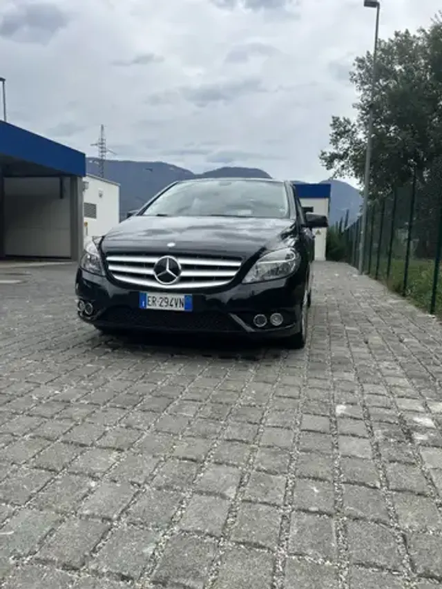 Mercedes-Benz B 180