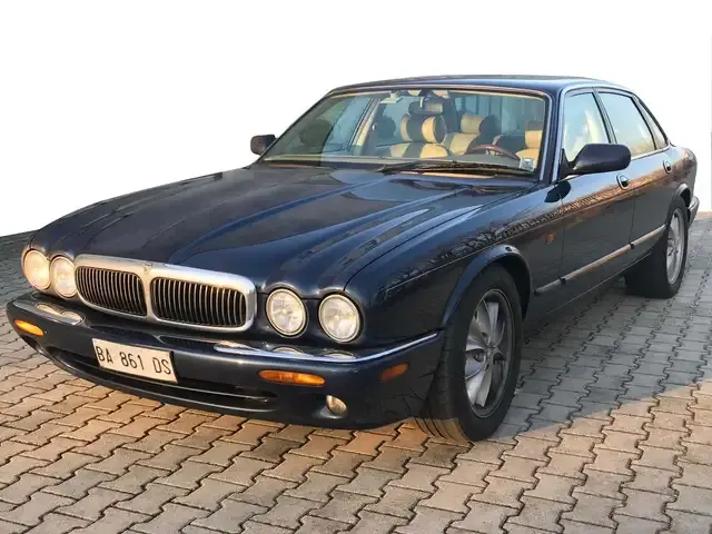 Jaguar XJ8