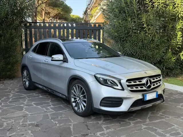 Mercedes-Benz GLA 220