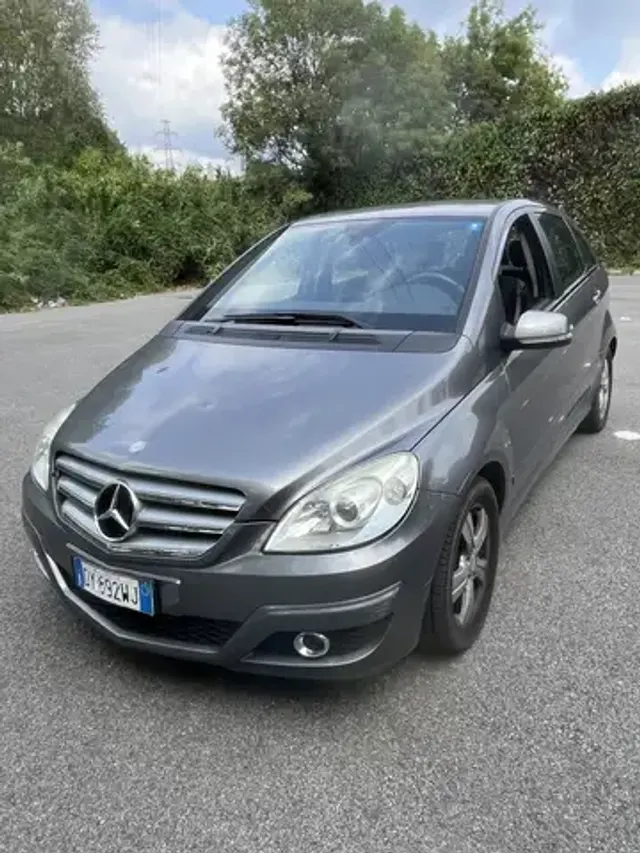 Mercedes-Benz B 180