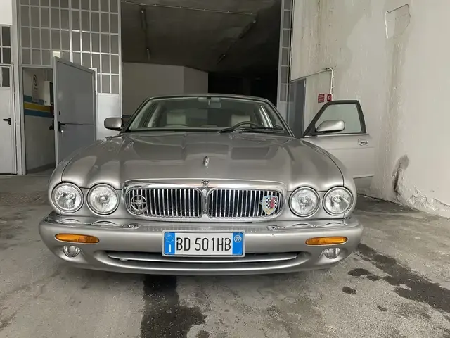 Jaguar XJ8