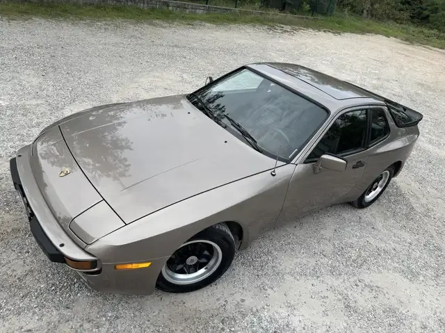 Porsche 944