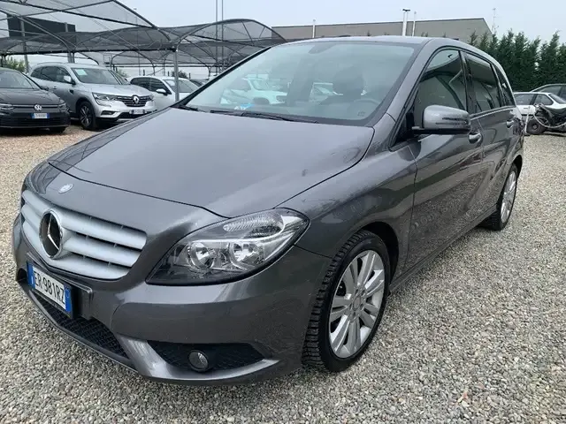 Mercedes-Benz B 180