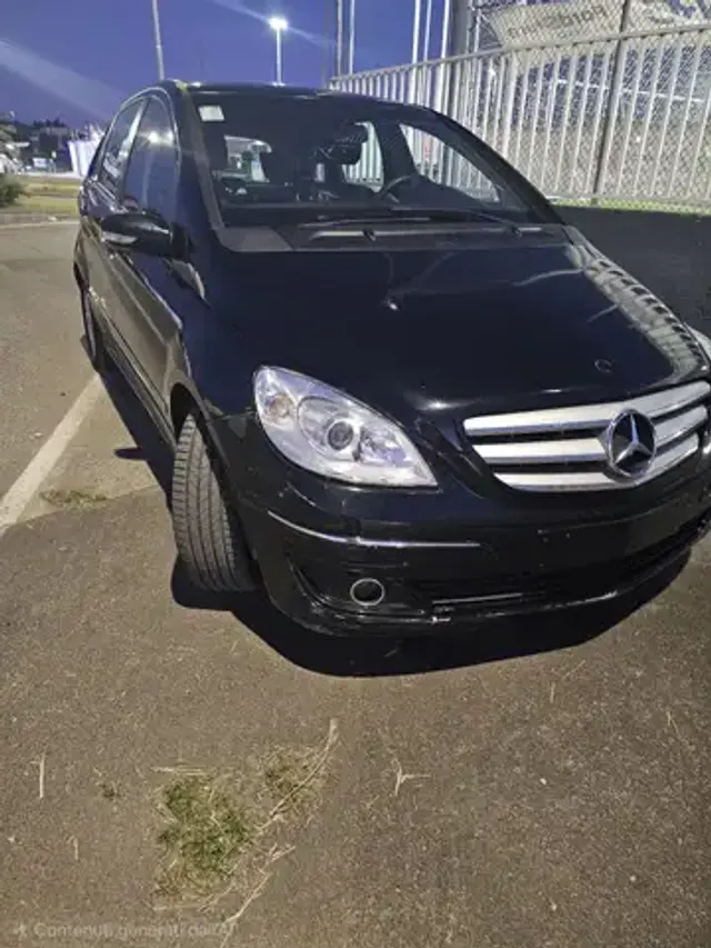 Mercedes-Benz B 180