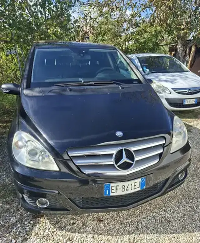 Mercedes-Benz B 180