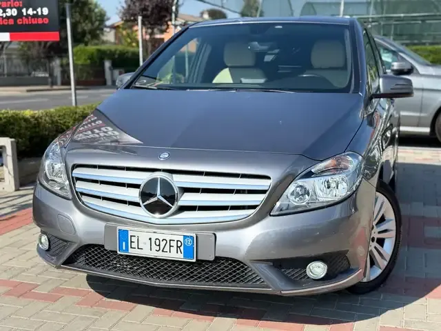 Mercedes-Benz B 180