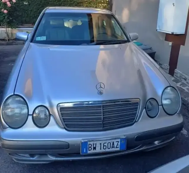 Mercedes-Benz 220