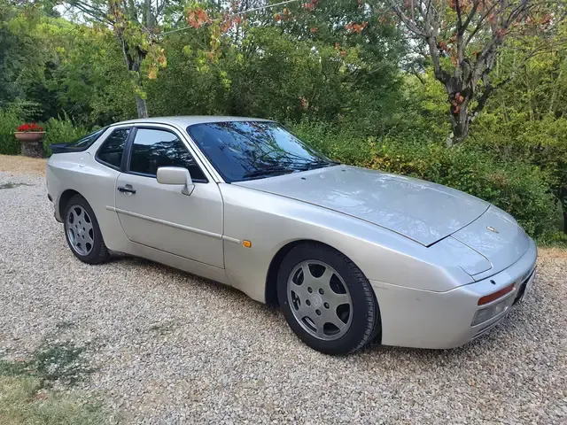 Porsche 944