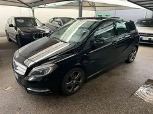 Mercedes-Benz B 180