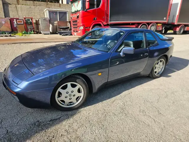 Porsche 944