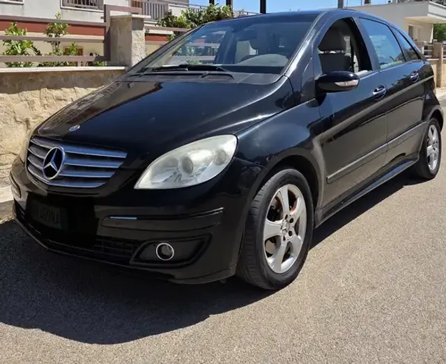 Mercedes-Benz B 180