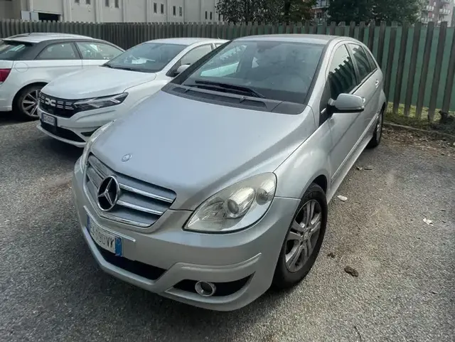 Mercedes-Benz B 180