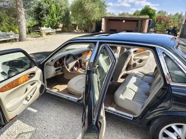 Jaguar XJ