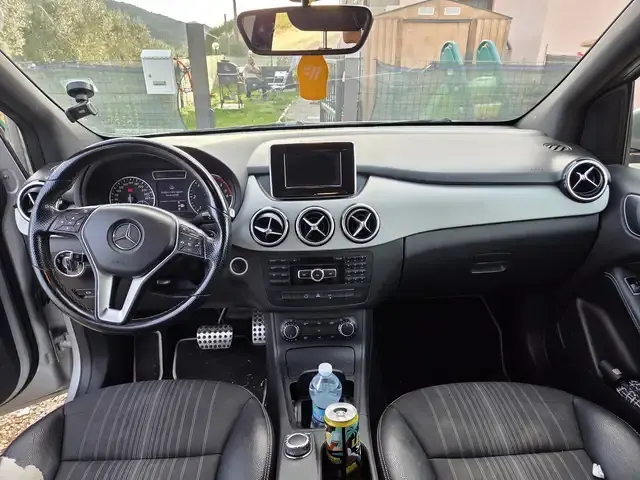 Mercedes-Benz B 180