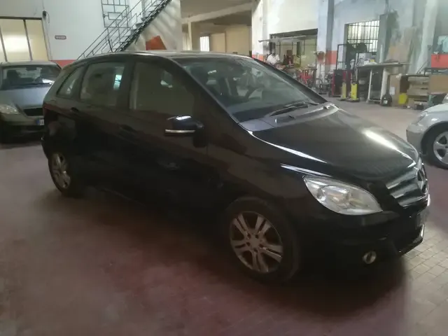Mercedes-Benz B 180