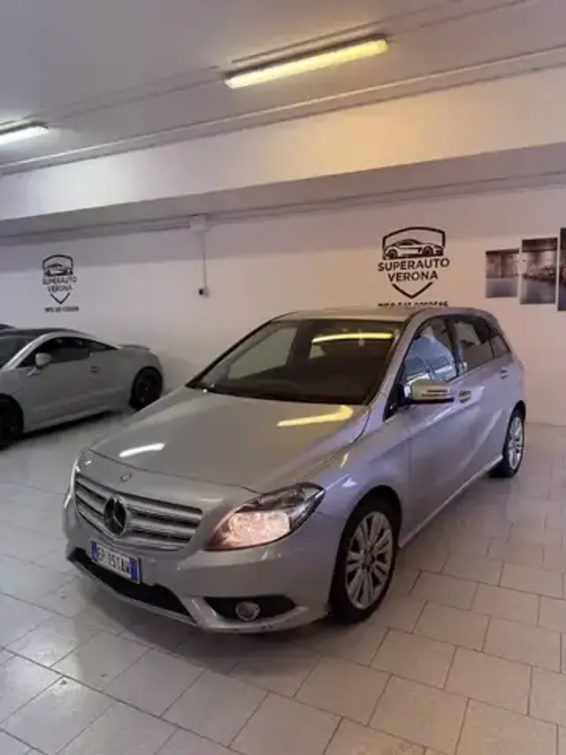 Mercedes-Benz B 180