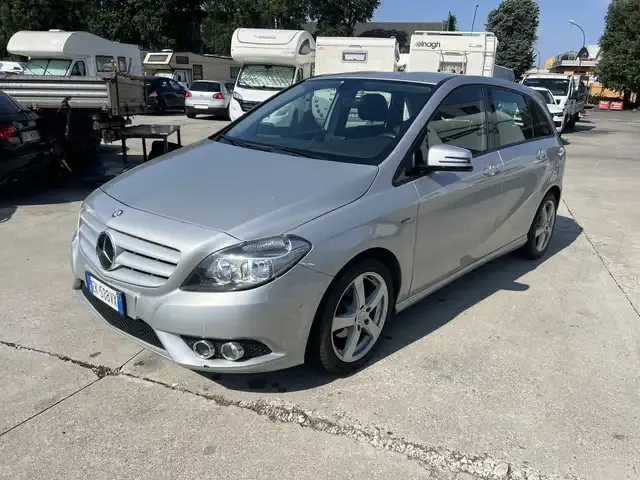 Mercedes-Benz B 180