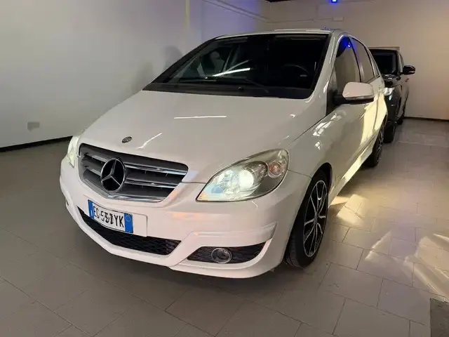 Mercedes-Benz B 180