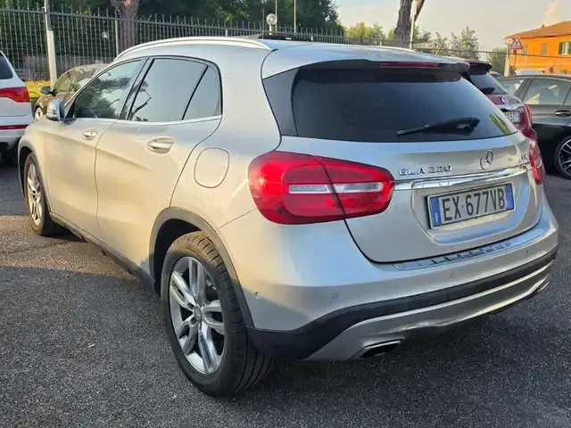 Mercedes-Benz GLA 220