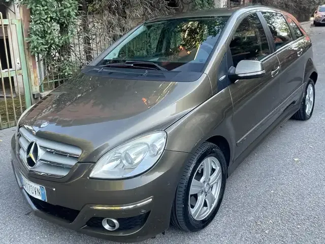 Mercedes-Benz B 180