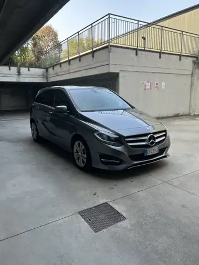 Mercedes-Benz B 180