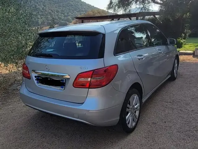 Mercedes-Benz B 180