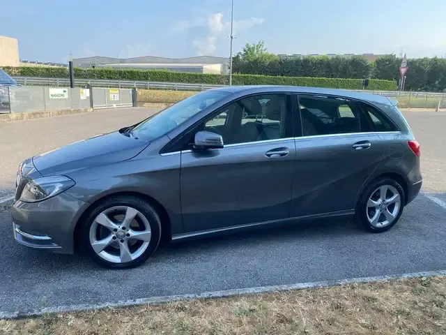 Mercedes-Benz B 180