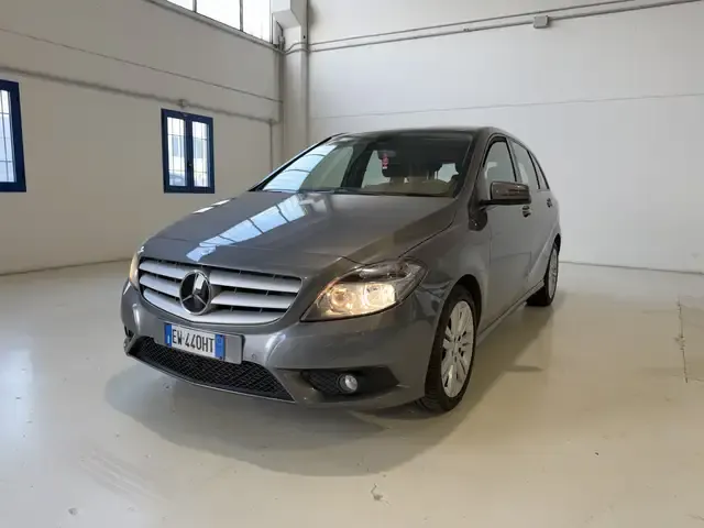 Mercedes-Benz B 180