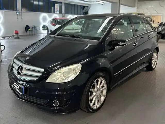 Mercedes-Benz B 180