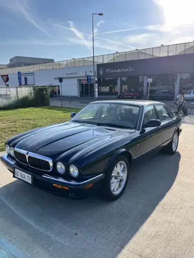 Jaguar XJ8