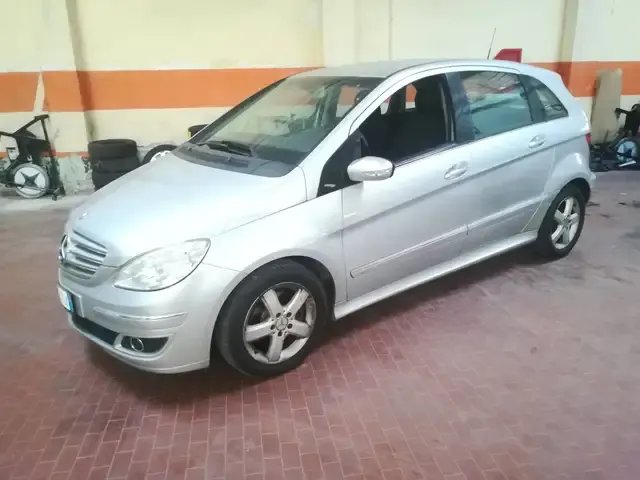 Mercedes-Benz B 200