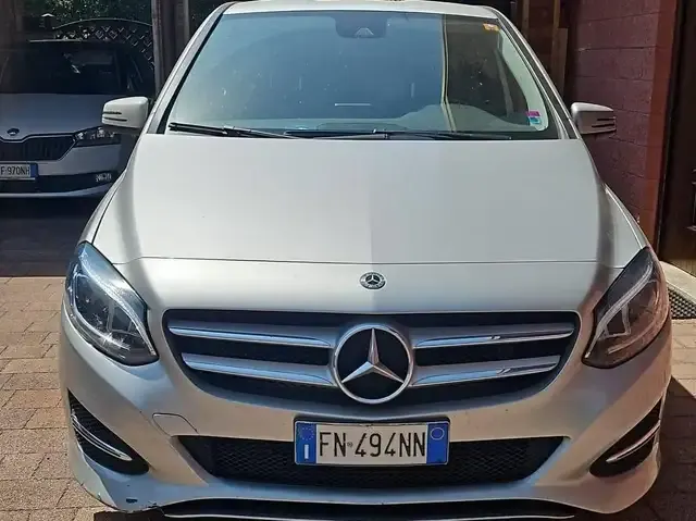 Mercedes-Benz B 180